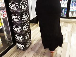 Mature big booty in black dress.